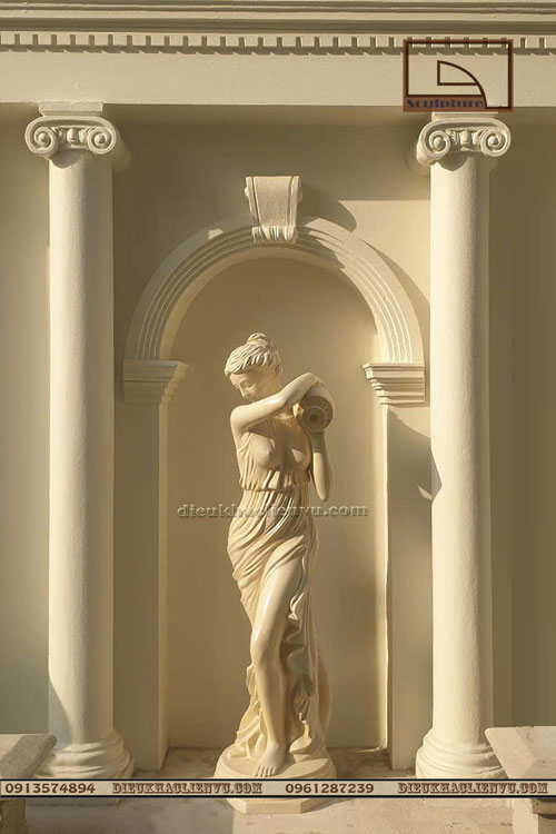 Cô ôm bình đổ nước