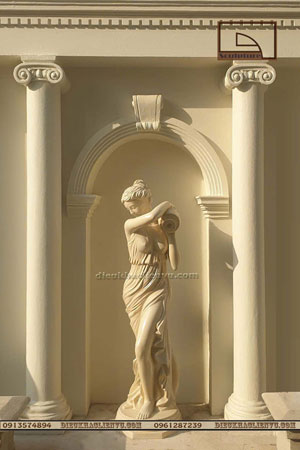 Cô ôm bình đổ nước